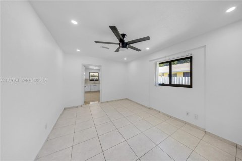 House in Hollywood, Florida 3 bedrooms, 105.17 sq.m. № 1993417 - photo 19