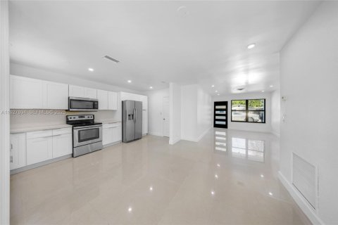 House in Hollywood, Florida 3 bedrooms, 105.17 sq.m. № 1993417 - photo 12