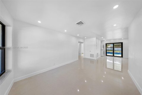 House in Hollywood, Florida 3 bedrooms, 105.17 sq.m. № 1993417 - photo 6