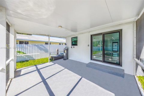 House in Hollywood, Florida 3 bedrooms, 105.17 sq.m. № 1993417 - photo 30