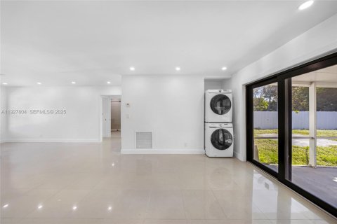 House in Hollywood, Florida 3 bedrooms, 105.17 sq.m. № 1993417 - photo 15