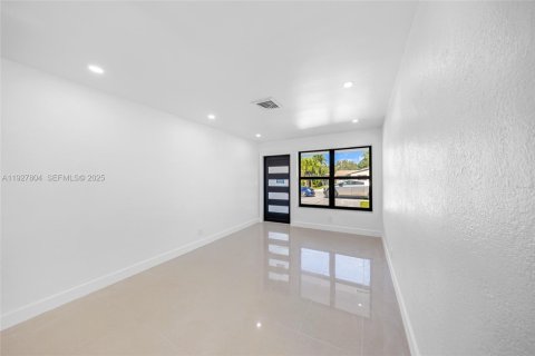 House in Hollywood, Florida 3 bedrooms, 105.17 sq.m. № 1993417 - photo 9