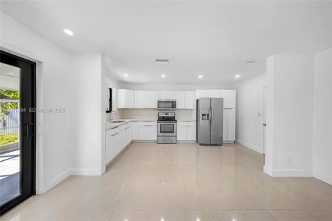 House in Hollywood, Florida 3 bedrooms, 105.17 sq.m. № 1993417 - photo 11