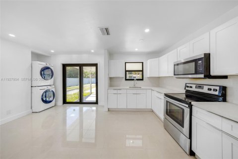 House in Hollywood, Florida 3 bedrooms, 105.17 sq.m. № 1993417 - photo 16