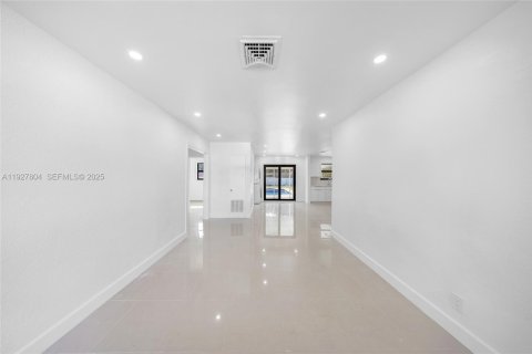 House in Hollywood, Florida 3 bedrooms, 105.17 sq.m. № 1993417 - photo 5