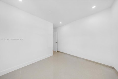 House in Hollywood, Florida 3 bedrooms, 105.17 sq.m. № 1993417 - photo 27