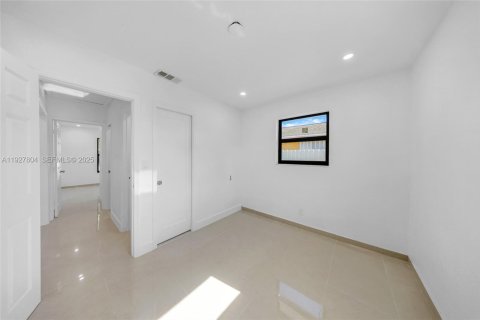 House in Hollywood, Florida 3 bedrooms, 105.17 sq.m. № 1993417 - photo 21