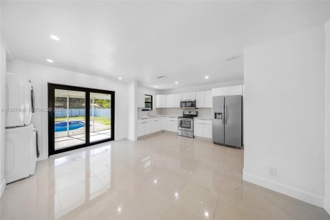 House in Hollywood, Florida 3 bedrooms, 105.17 sq.m. № 1993417 - photo 10