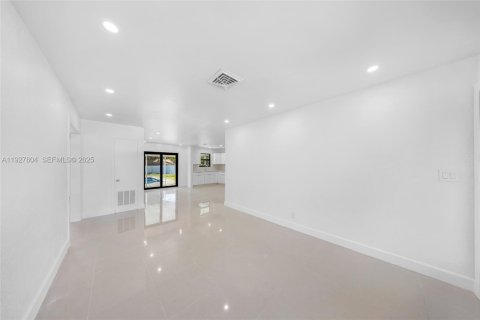 House in Hollywood, Florida 3 bedrooms, 105.17 sq.m. № 1993417 - photo 4