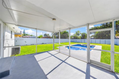 House in Hollywood, Florida 3 bedrooms, 105.17 sq.m. № 1993417 - photo 29