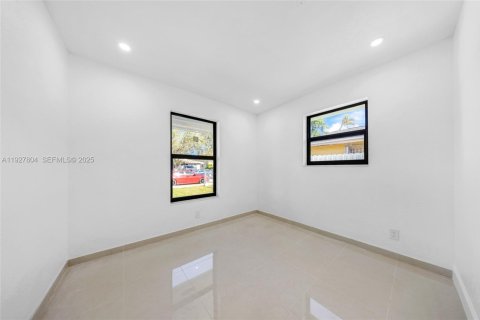 House in Hollywood, Florida 3 bedrooms, 105.17 sq.m. № 1993417 - photo 25