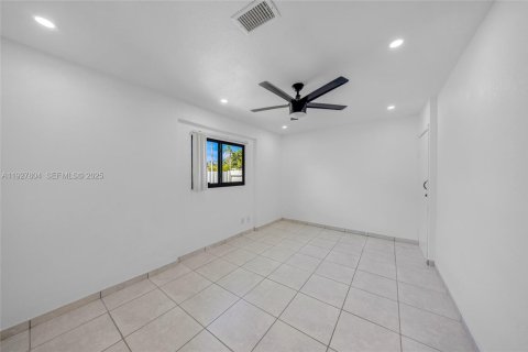 House in Hollywood, Florida 3 bedrooms, 105.17 sq.m. № 1993417 - photo 17
