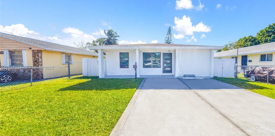 House in Hollywood, Florida 3 bedrooms, 105.17 sq.m. № 1993417