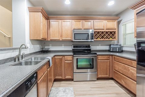 Townhouse in PALM RIVER TOWNHOMES in Tampa, Florida 2 bedrooms, 111.48 sq.m. № 2209370 - photo 2