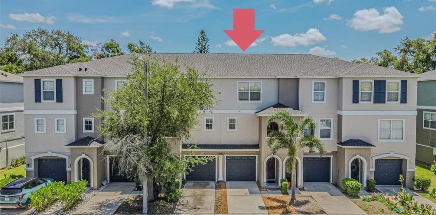 Townhouse in PALM RIVER TOWNHOMES in Tampa, Florida 2 bedrooms, 111.48 sq.m. № 2209370