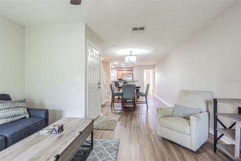Townhouse in PALM RIVER TOWNHOMES in Tampa, Florida 2 bedrooms, 111.48 sq.m. № 2209370 - photo 4