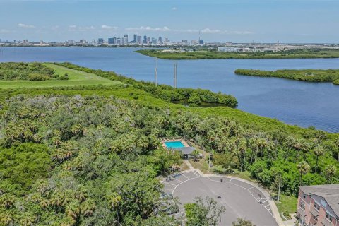 Townhouse in PALM RIVER TOWNHOMES in Tampa, Florida 2 bedrooms, 111.48 sq.m. № 2209370 - photo 18