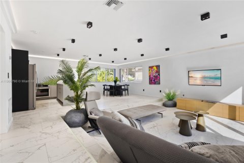 Villa ou maison à louer à Miami, Floride: 4 chambres, 167.22 m2 № 1952192 - photo 3
