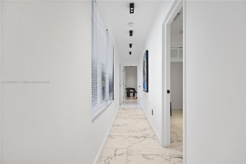 Villa ou maison à louer à Miami, Floride: 4 chambres, 167.22 m2 № 1952192 - photo 18