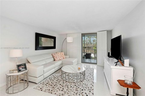 Condo in Key Biscayne, Florida, 1 bedroom  № 1890118 - photo 1