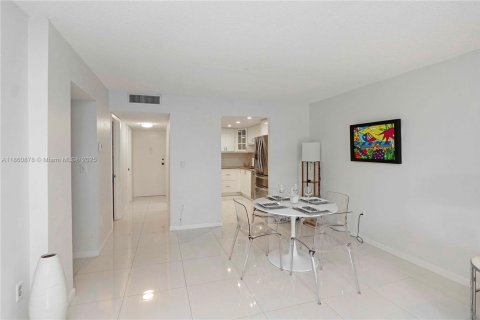 Condo in Key Biscayne, Florida, 1 bedroom  № 1890118 - photo 5