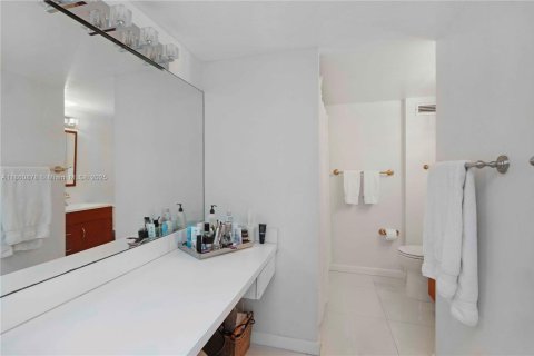 Condo in Key Biscayne, Florida, 1 bedroom  № 1890118 - photo 14