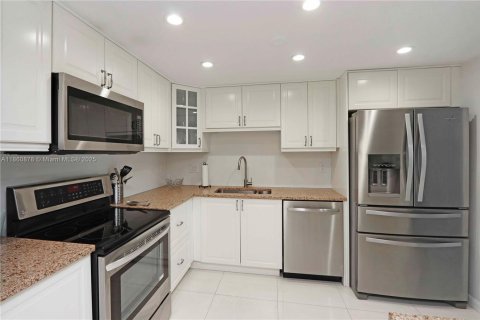 Condo in Key Biscayne, Florida, 1 bedroom  № 1890118 - photo 7