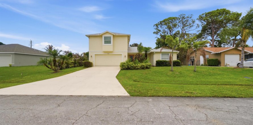 House in Port St. Lucie, Florida 3 bedrooms, 196.77 sq.m. № 2083301