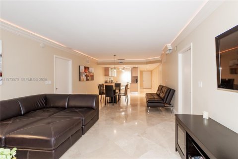 Condominio en Hallandale Beach, Florida, 3 dormitorios  № 2052882