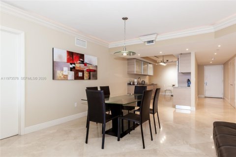 Condo in Hallandale Beach, Florida, 3 bedrooms  № 2052882 - photo 1