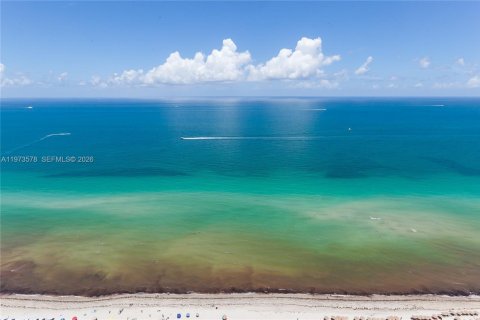 Condo in Hallandale Beach, Florida, 3 bedrooms  № 2052882 - photo 17