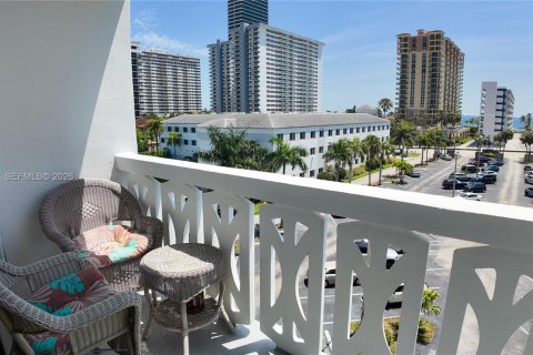 Condo in Hallandale Beach, Florida, 2 bedrooms  № 2086024 - photo 13