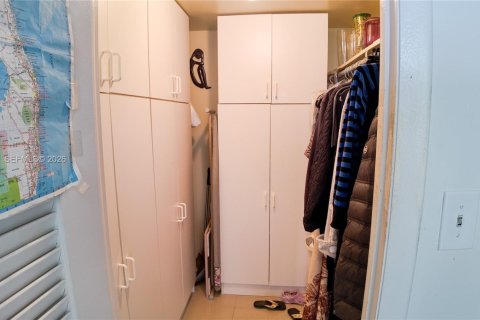 Condo in Hallandale Beach, Florida, 2 bedrooms  № 2086024 - photo 29