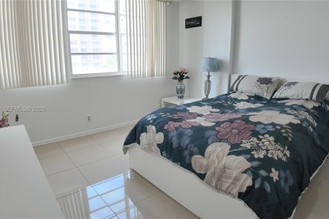 Condo in Hallandale Beach, Florida, 2 bedrooms  № 2086024 - photo 17