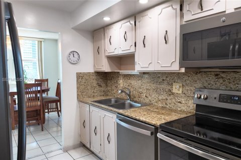 Condo in Hallandale Beach, Florida, 2 bedrooms  № 2086024 - photo 5