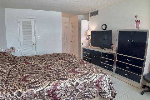 Condo in Hallandale Beach, Florida, 2 bedrooms  № 2086024 - photo 25