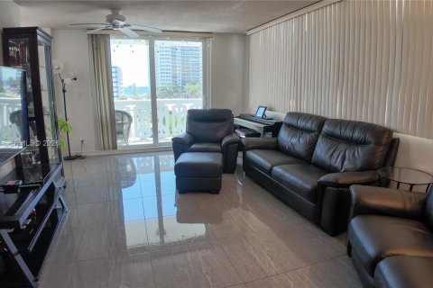 Condo in Hallandale Beach, Florida, 2 bedrooms  № 2086024 - photo 10
