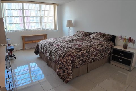 Condo in Hallandale Beach, Florida, 2 bedrooms  № 2086024 - photo 22