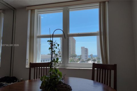 Condo in Hallandale Beach, Florida, 2 bedrooms  № 2086024 - photo 8