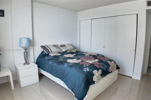 Condo in Hallandale Beach, Florida, 2 bedrooms  № 2086024 - photo 18