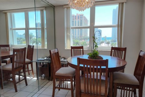 Condo in Hallandale Beach, Florida, 2 bedrooms  № 2086024 - photo 7