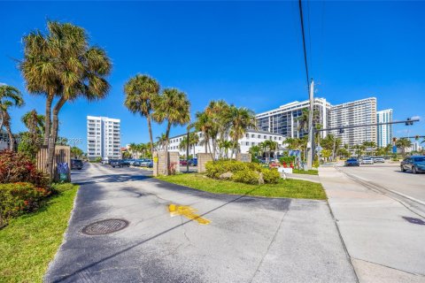 Condo in Hallandale Beach, Florida, 2 bedrooms  № 2086024 - photo 30