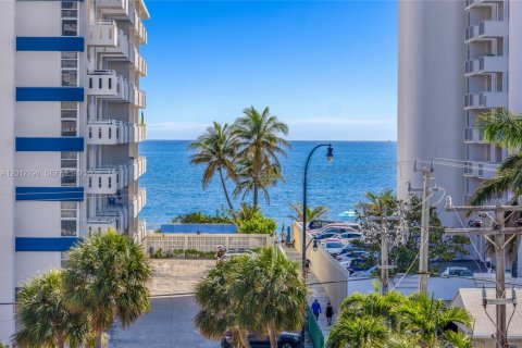 Condo in Hallandale Beach, Florida, 2 bedrooms  № 2086024 - photo 16