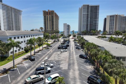 Condo in Hallandale Beach, Florida, 2 bedrooms  № 2086024 - photo 14