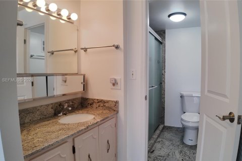 Condo in Hallandale Beach, Florida, 2 bedrooms  № 2086024 - photo 27