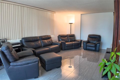 Condo in Hallandale Beach, Florida, 2 bedrooms  № 2086024 - photo 9