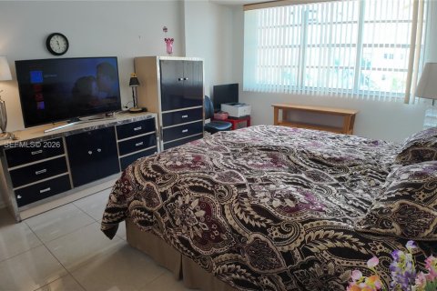 Condo in Hallandale Beach, Florida, 2 bedrooms  № 2086024 - photo 23