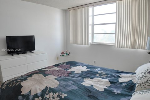 Condo in Hallandale Beach, Florida, 2 bedrooms  № 2086024 - photo 19