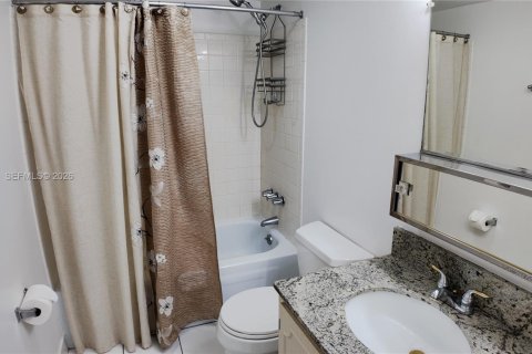 Condo in Hallandale Beach, Florida, 2 bedrooms  № 2086024 - photo 21