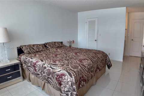 Condo in Hallandale Beach, Florida, 2 bedrooms  № 2086024 - photo 24